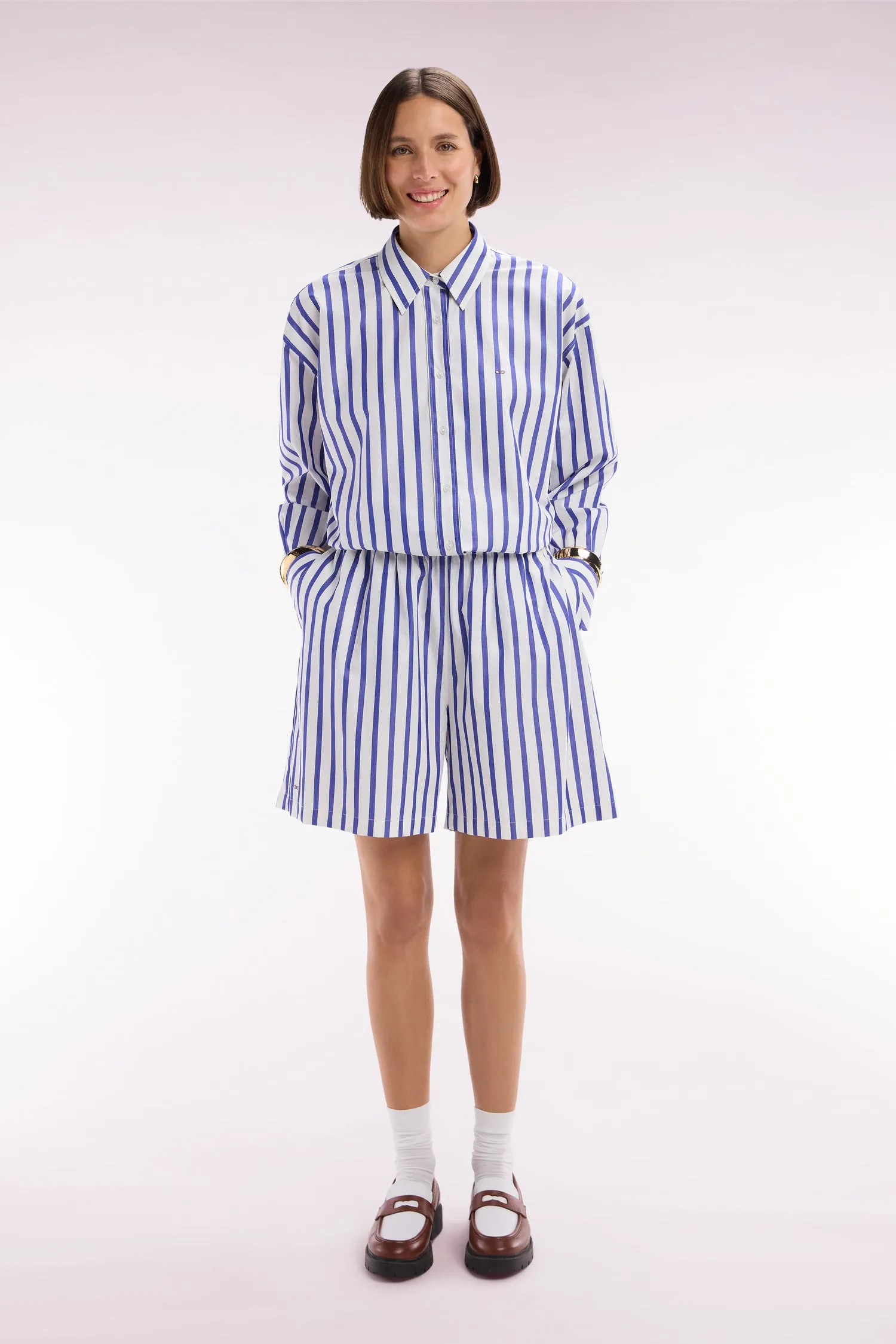 Short en coton blanc à rayures bleues coupe Oversized