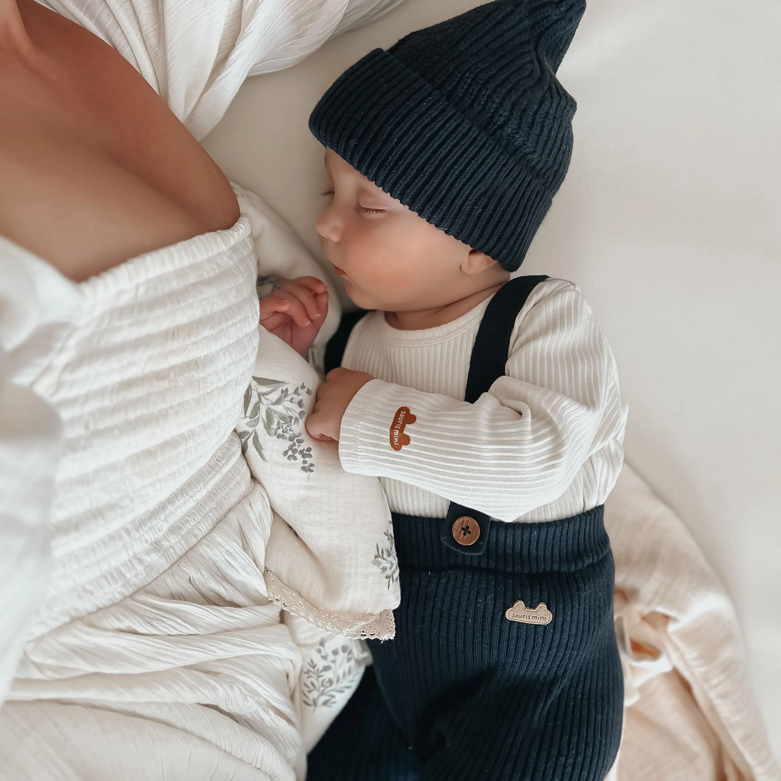 T-shirt crème côtelé en coton biologique, naissance  || Cream ribbed t-shirt in organic cotton, newborn