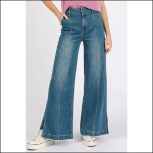 Walk of Fame? Nah, I’ll Take my Medium Wash Wide Leg Jeans! 😎✨
